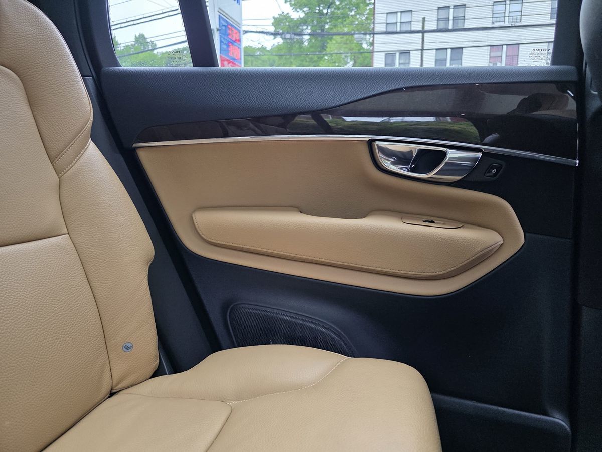 2016 Volvo XC90 T6 Momentum photo 22