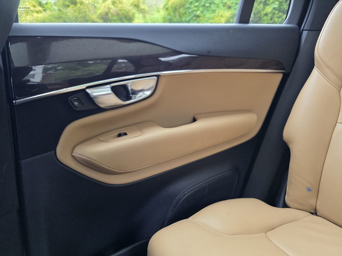 2016 Volvo XC90 T6 Momentum photo 23