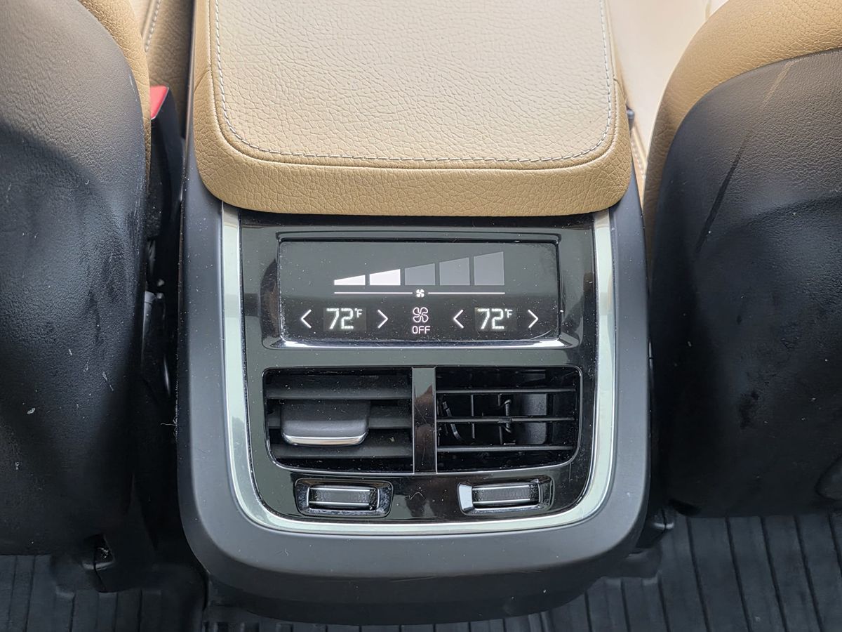 2016 Volvo XC90 T6 Momentum photo 24