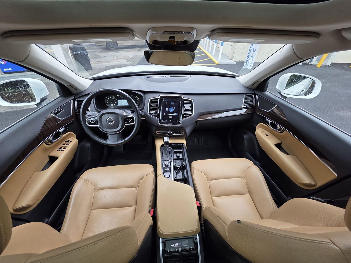 2016 Volvo XC90 T6 Momentum photo 25