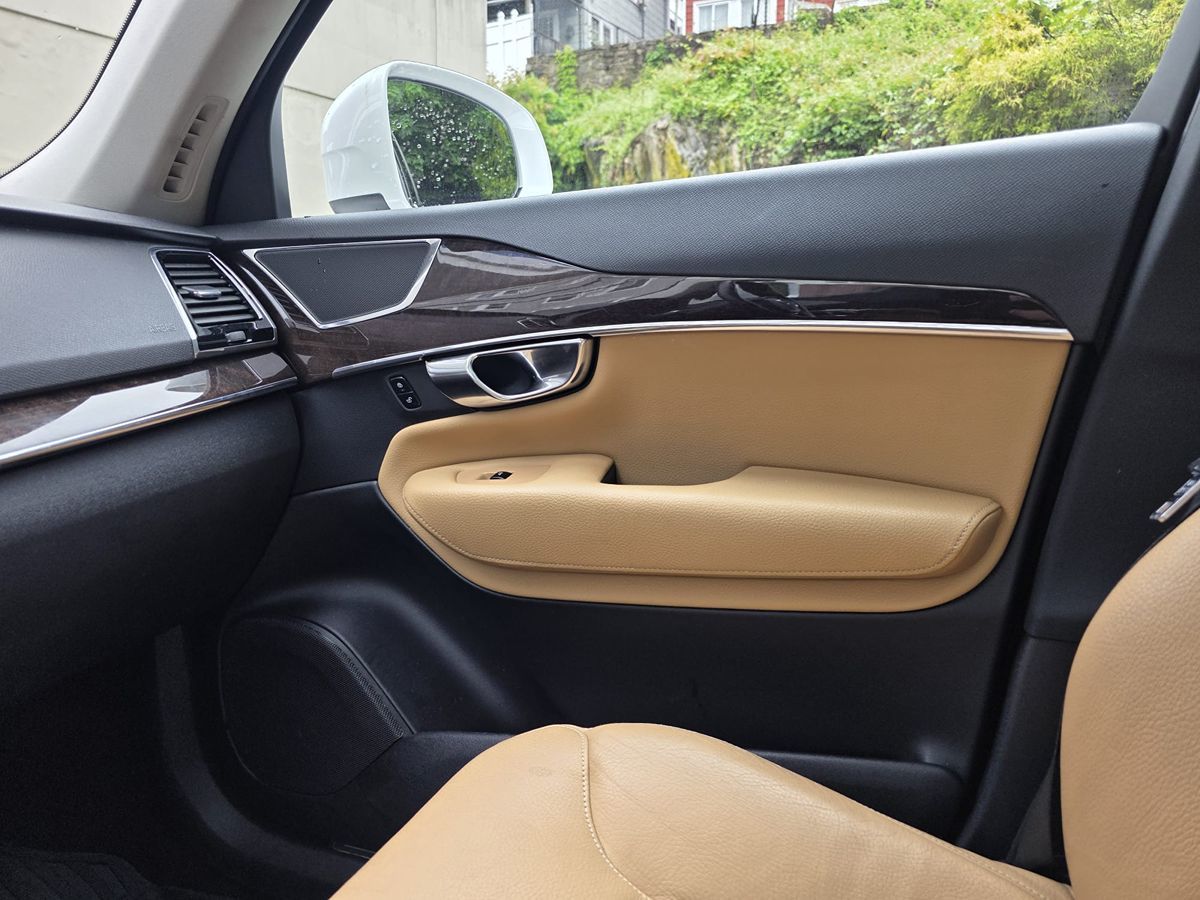 2016 Volvo XC90 T6 Momentum photo 29