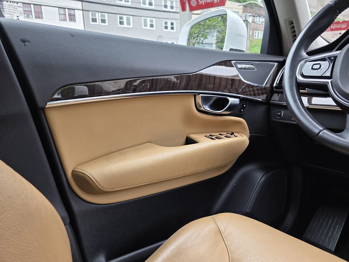 2016 Volvo XC90 T6 Momentum photo 30