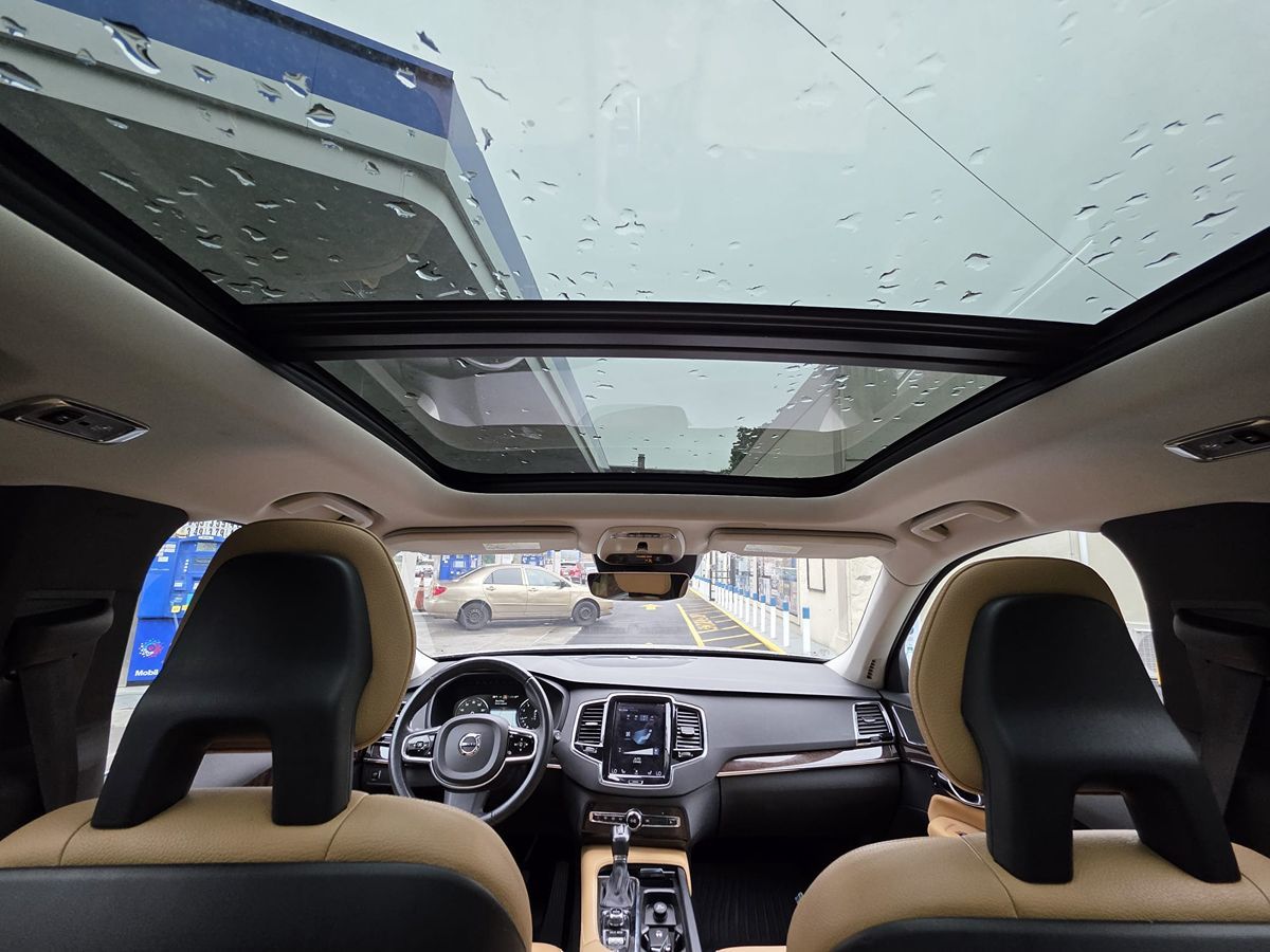 2016 Volvo XC90 T6 Momentum photo 32