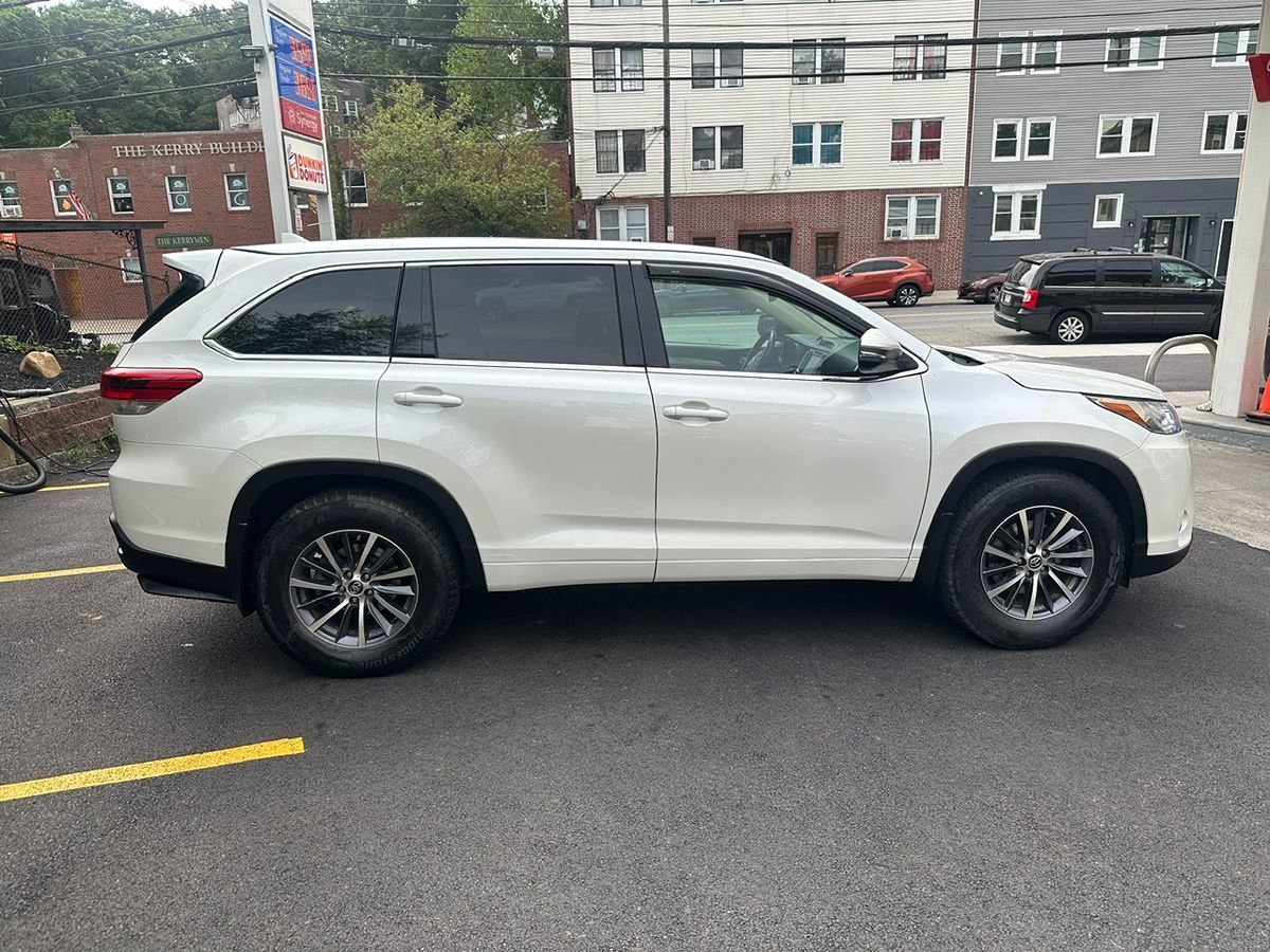 2017 Toyota Highlander XLE photo 4