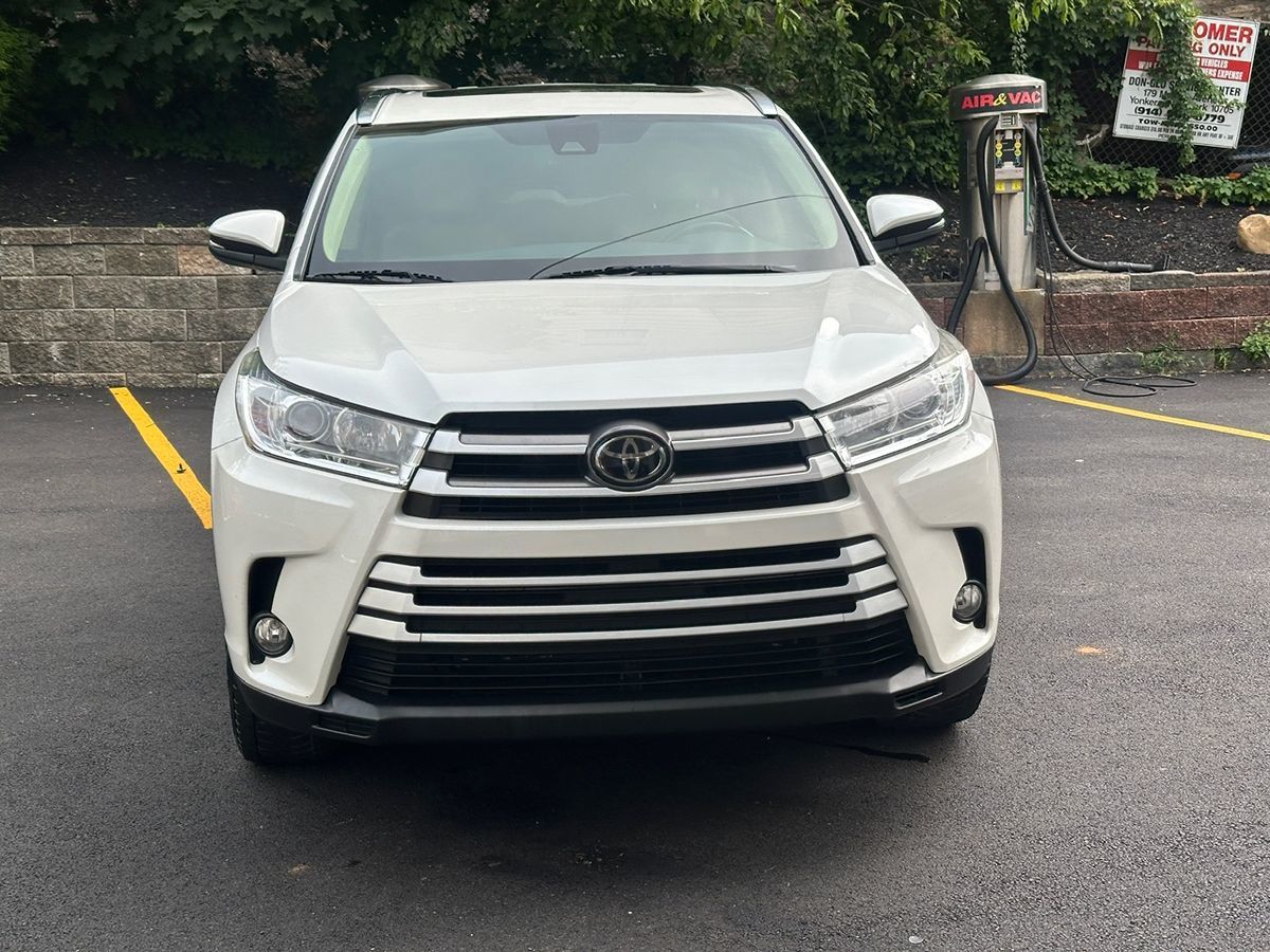 2017 Toyota Highlander XLE photo 2
