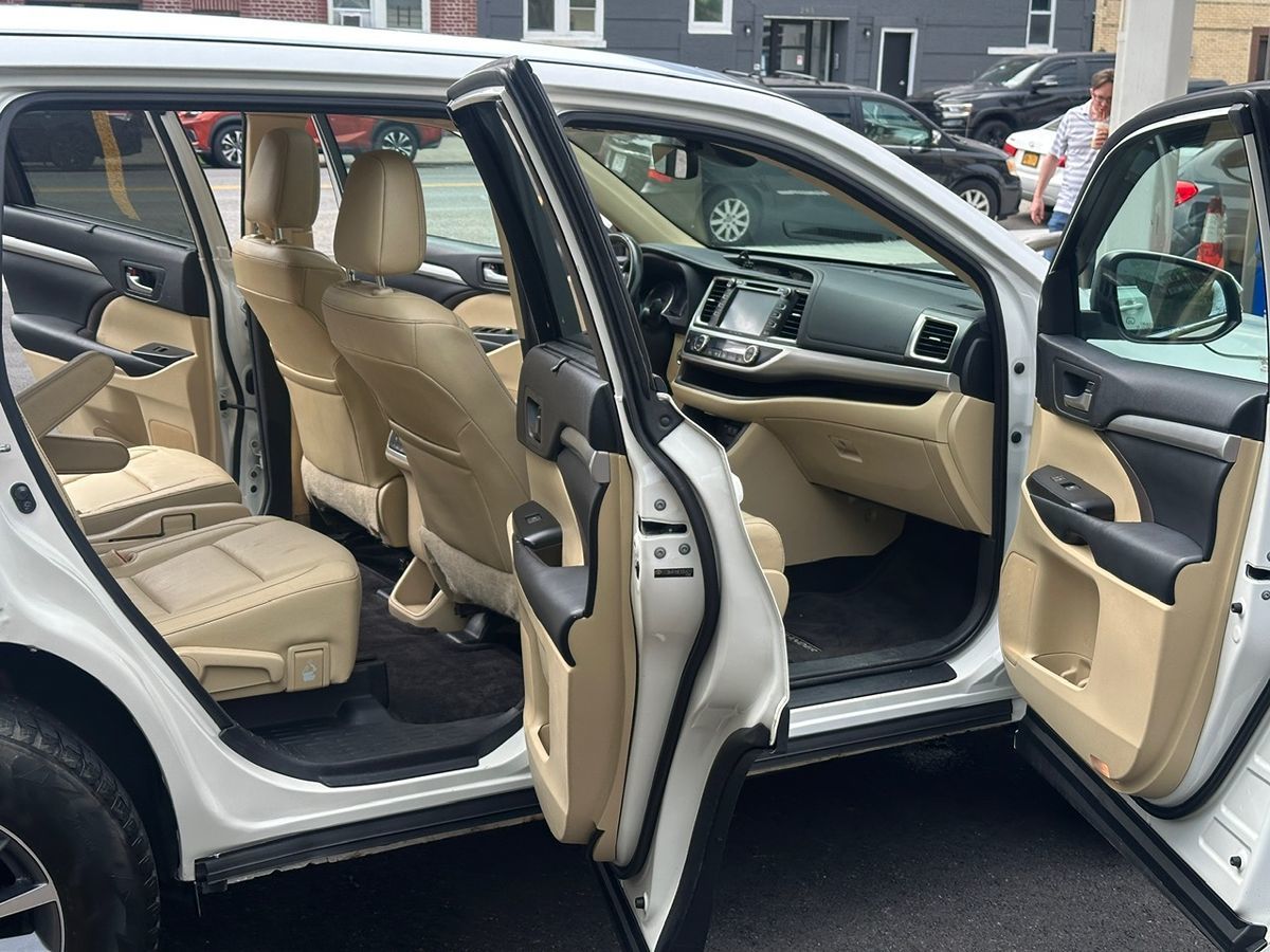 2017 Toyota Highlander XLE photo 19