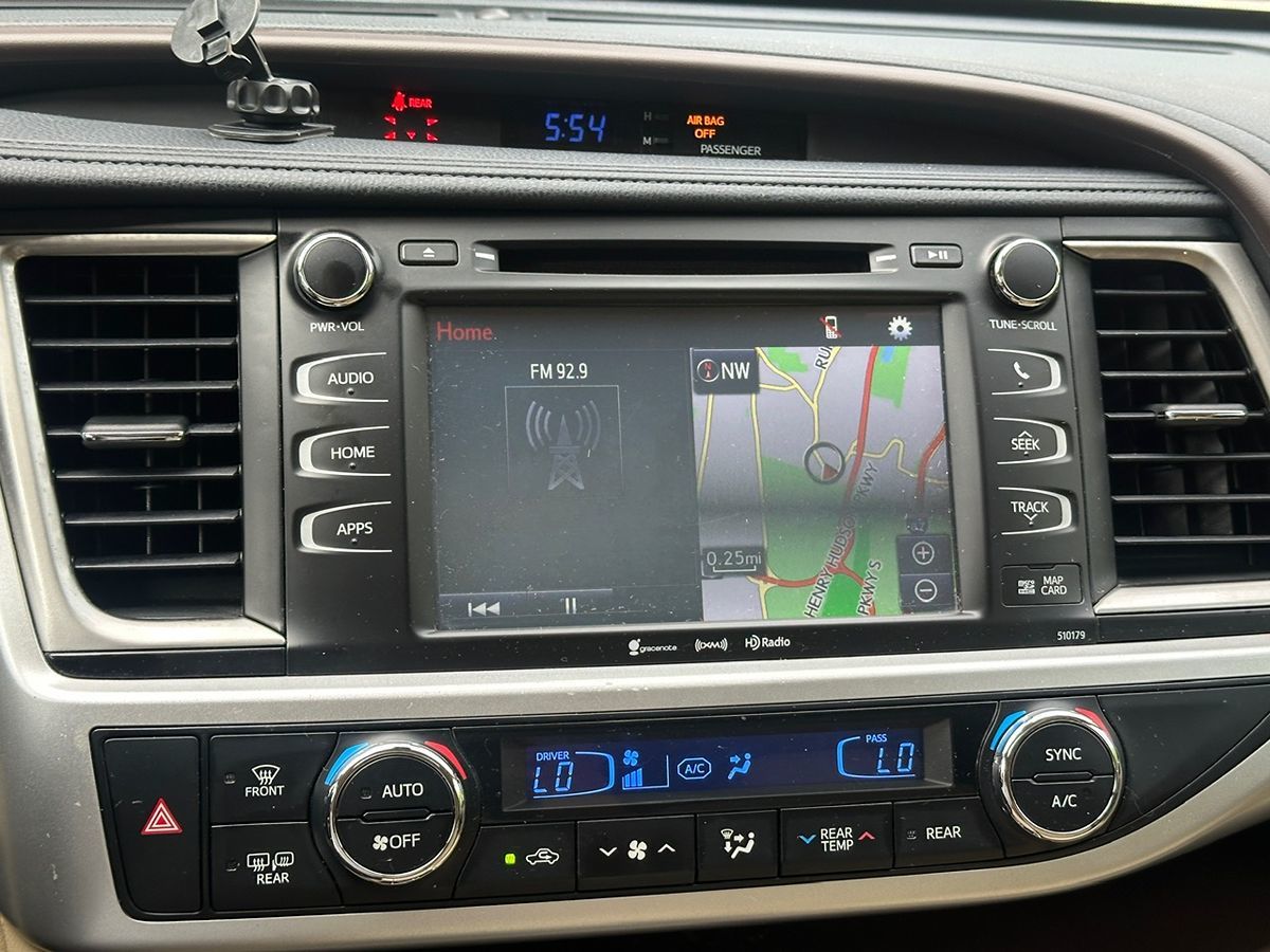 2017 Toyota Highlander XLE photo 24