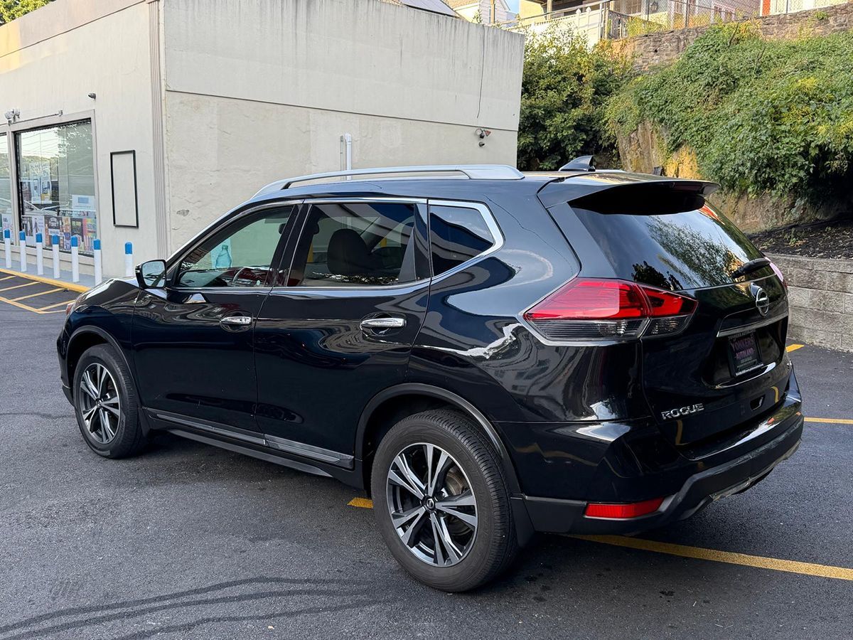 2017 Nissan Rogue SL photo 2