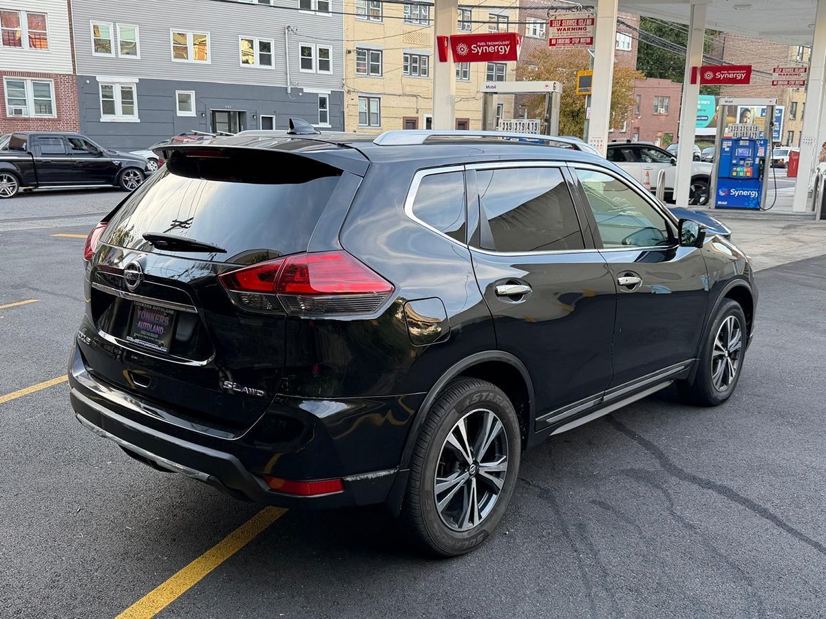 2017 Nissan Rogue SL photo 4
