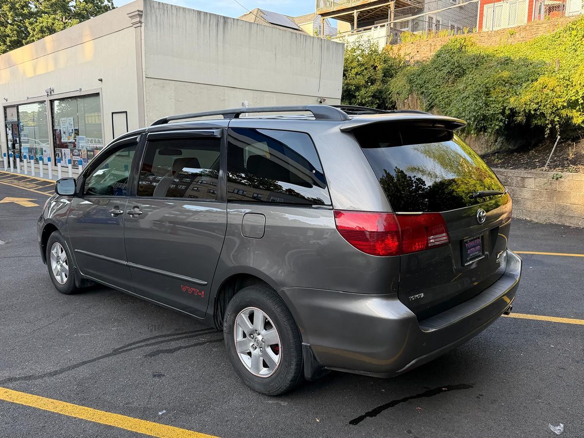 2005 Toyota Sienna CE photo 2