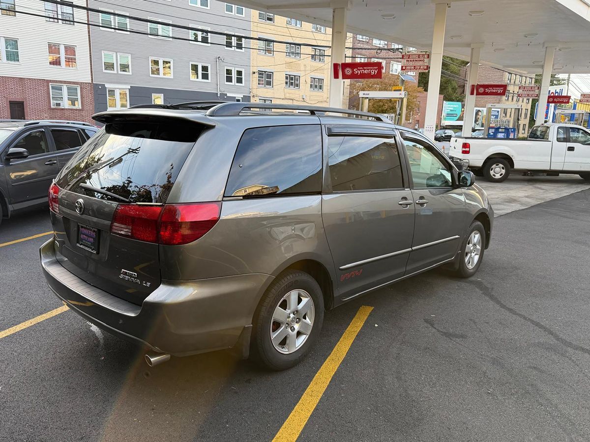 2005 Toyota Sienna CE photo 4