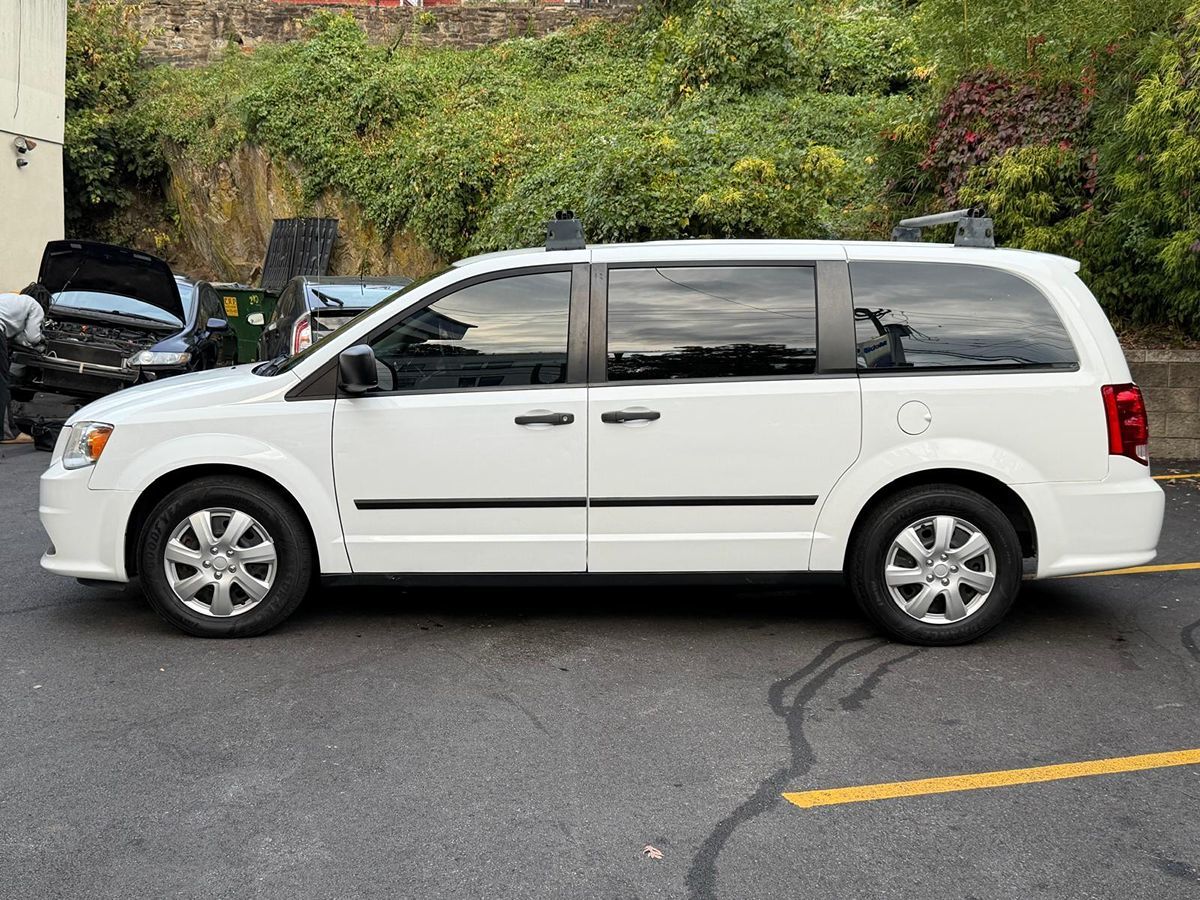 2016 Dodge Grand Caravan SE photo 2