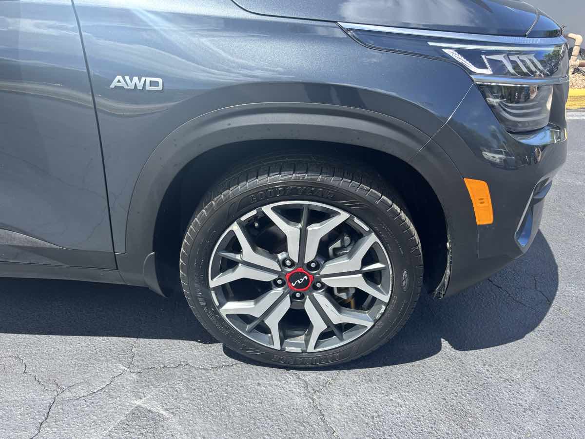 2023 Kia Seltos SX photo 2