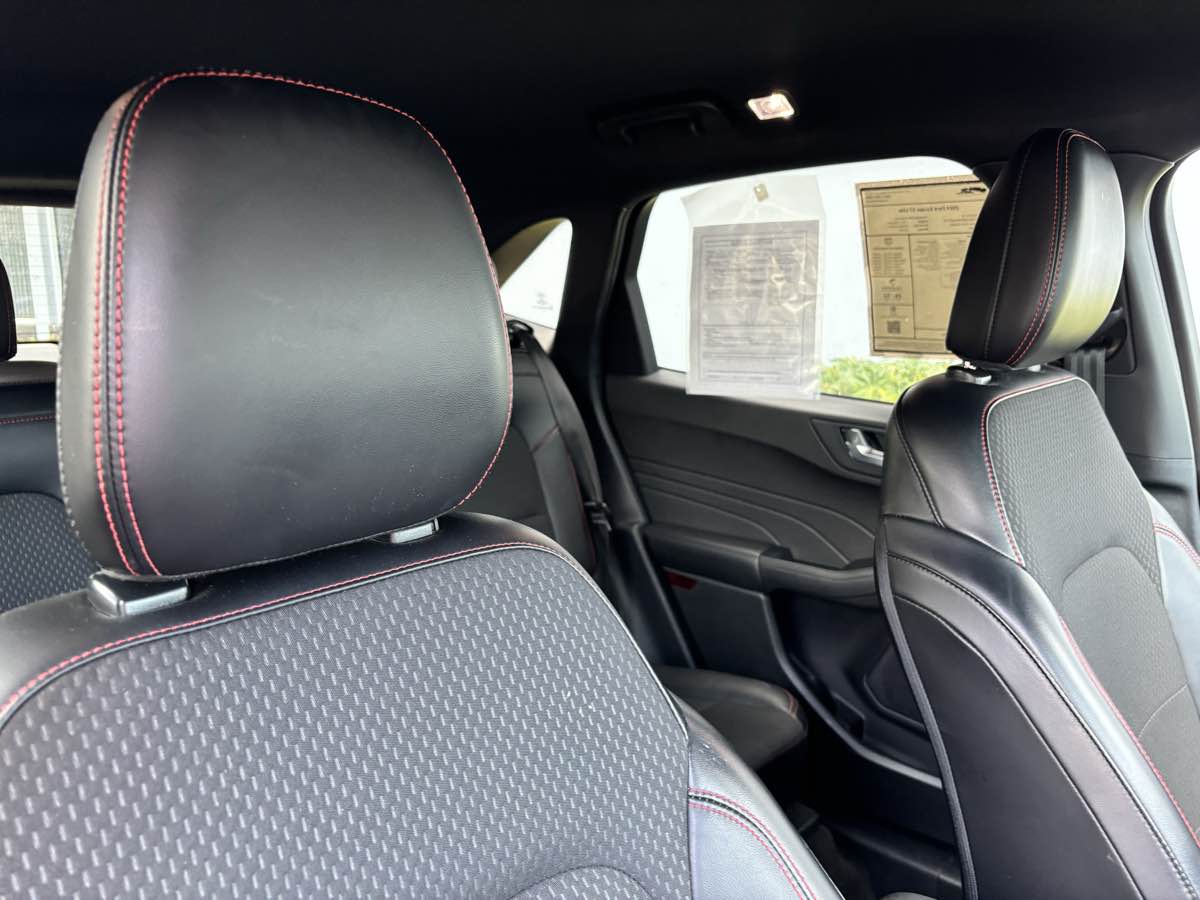 2024 Ford Escape ST-Line photo 3