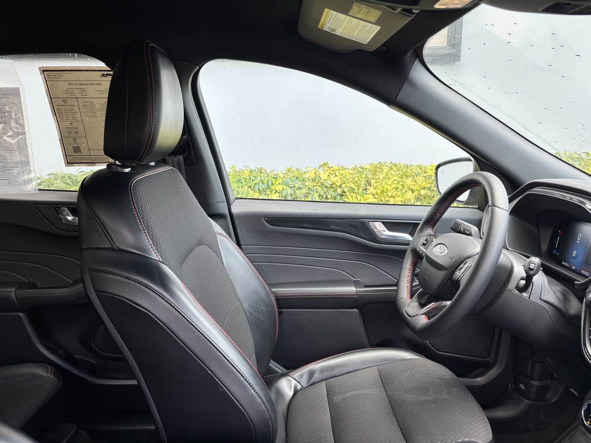 2024 Ford Escape ST-Line photo 4