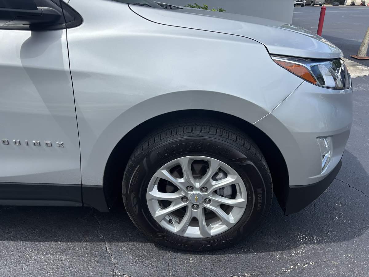 2021 Chevrolet Equinox LS photo 2