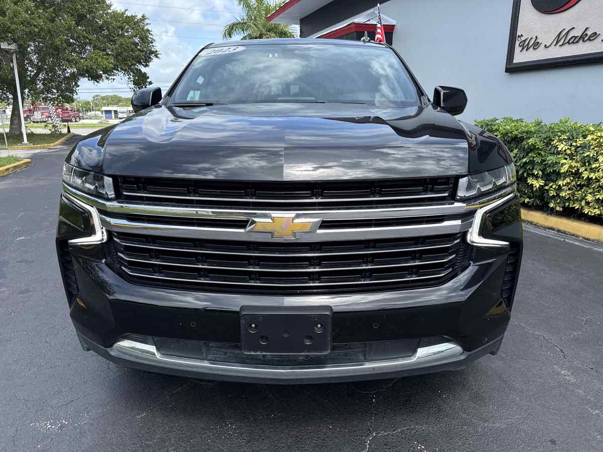 2023 Chevrolet Suburban LT photo 2