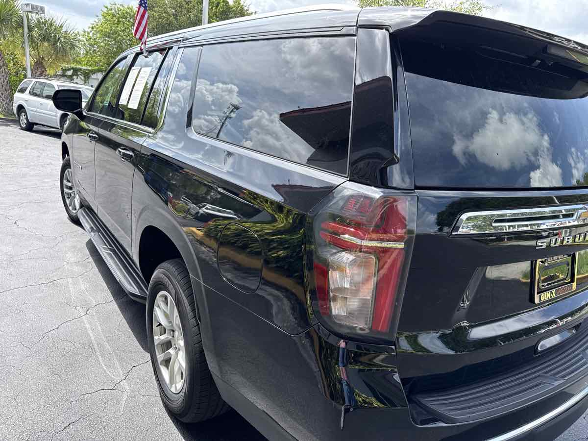 2023 Chevrolet Suburban LT photo 4