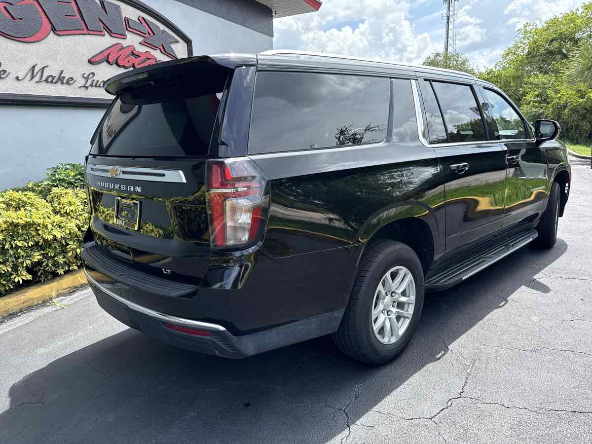 2023 Chevrolet Suburban LT photo 6