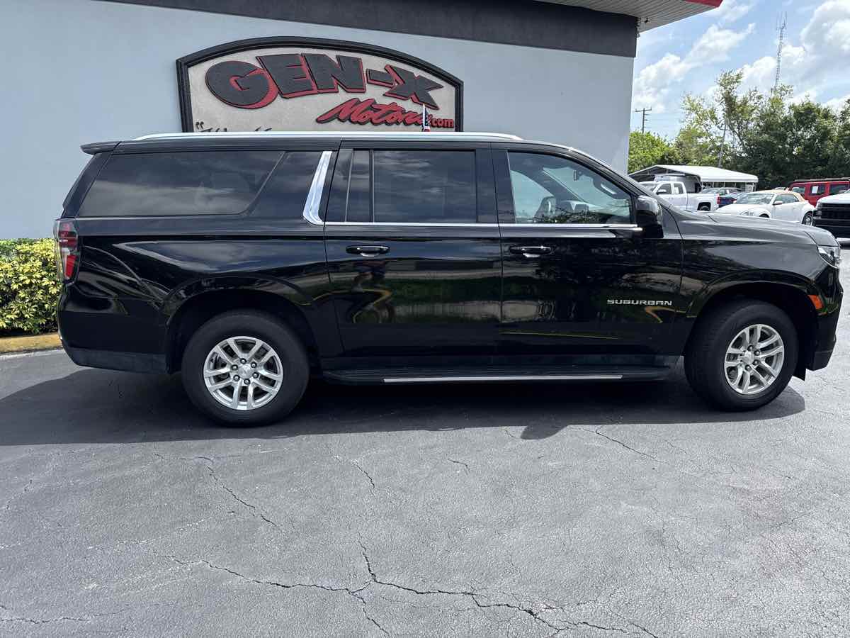 2023 Chevrolet Suburban LT photo 7
