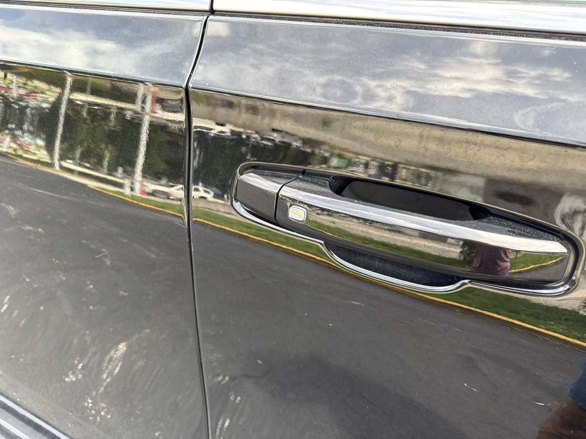 2023 Chevrolet Suburban LT photo 9