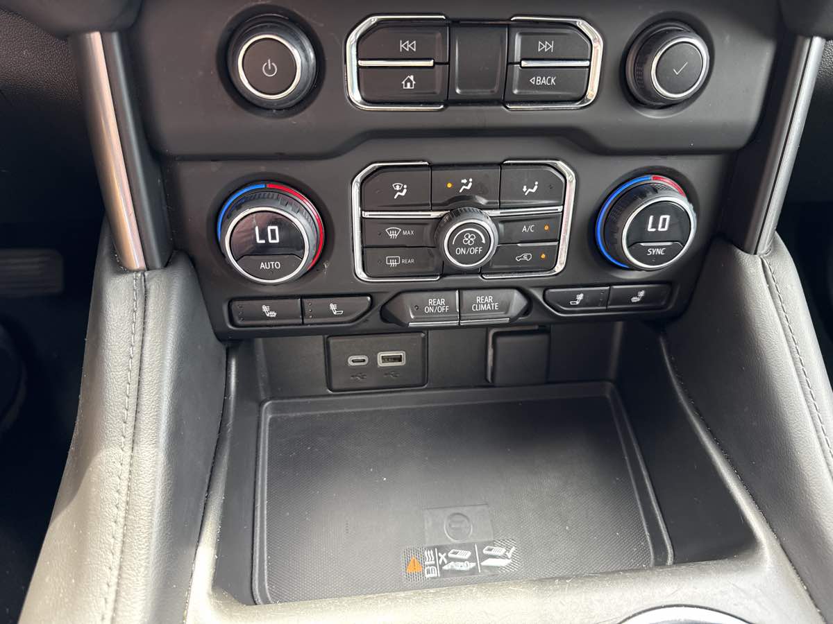 2023 Chevrolet Suburban LT photo 25