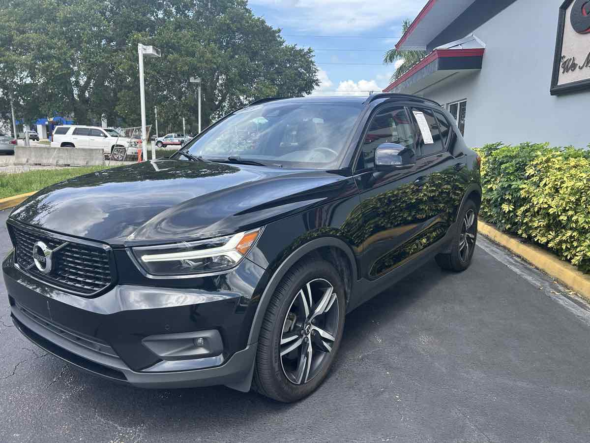 2021 Volvo XC40 R-Design T5 AWD photo 3