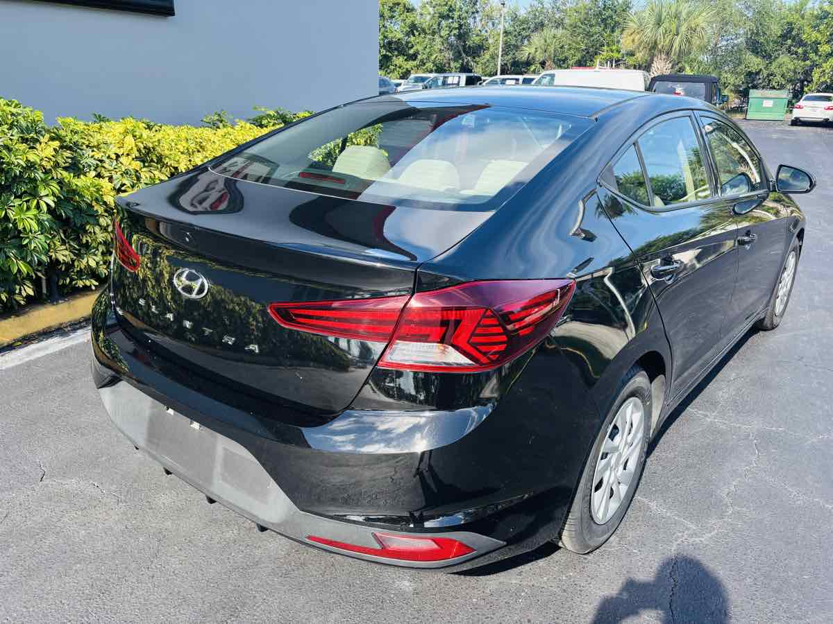 2020 Hyundai Elantra SE photo 5