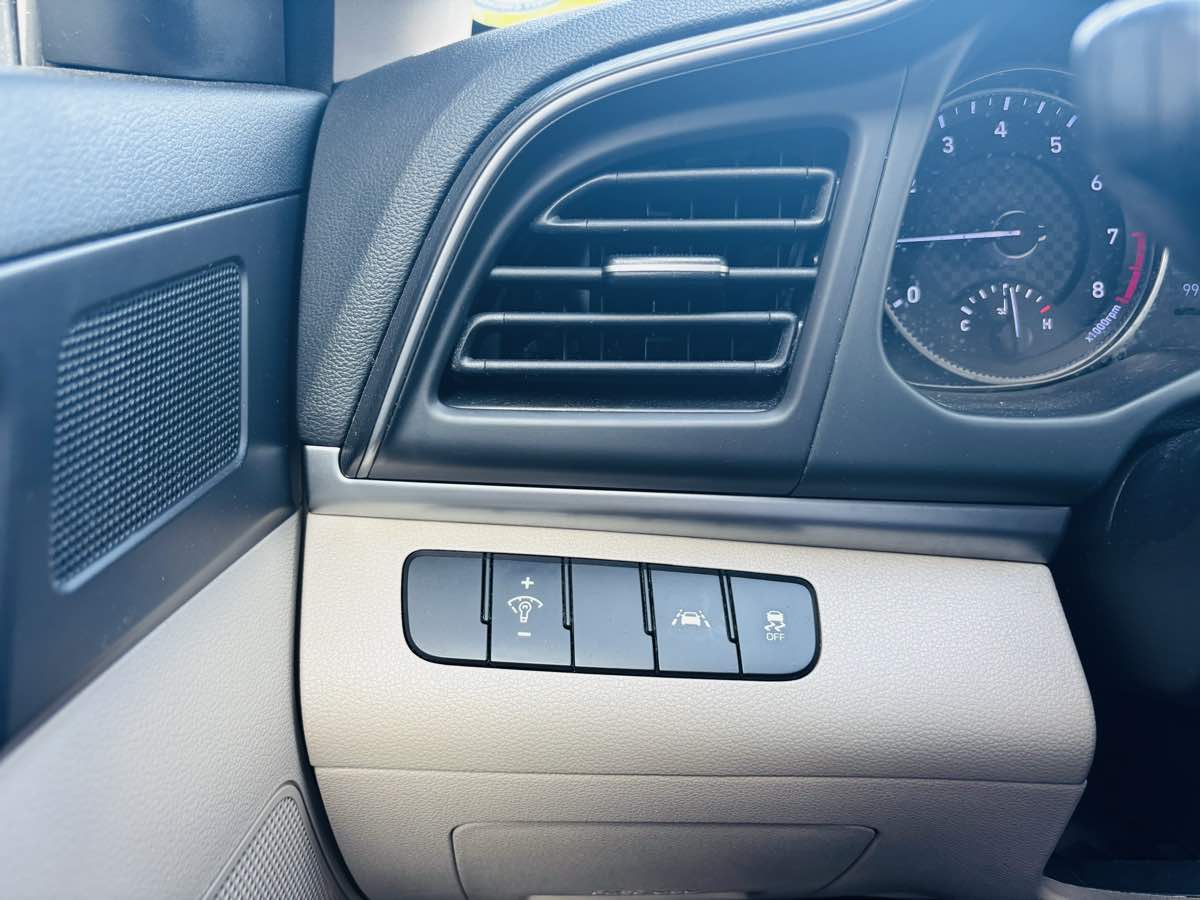 2020 Hyundai Elantra SE photo 16