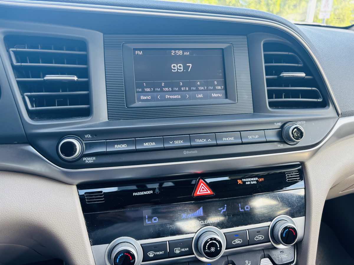 2020 Hyundai Elantra SE photo 17