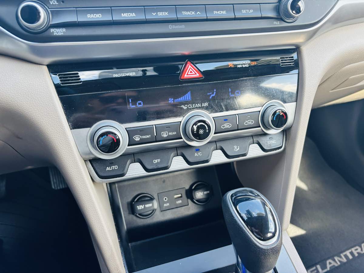 2020 Hyundai Elantra SE photo 18