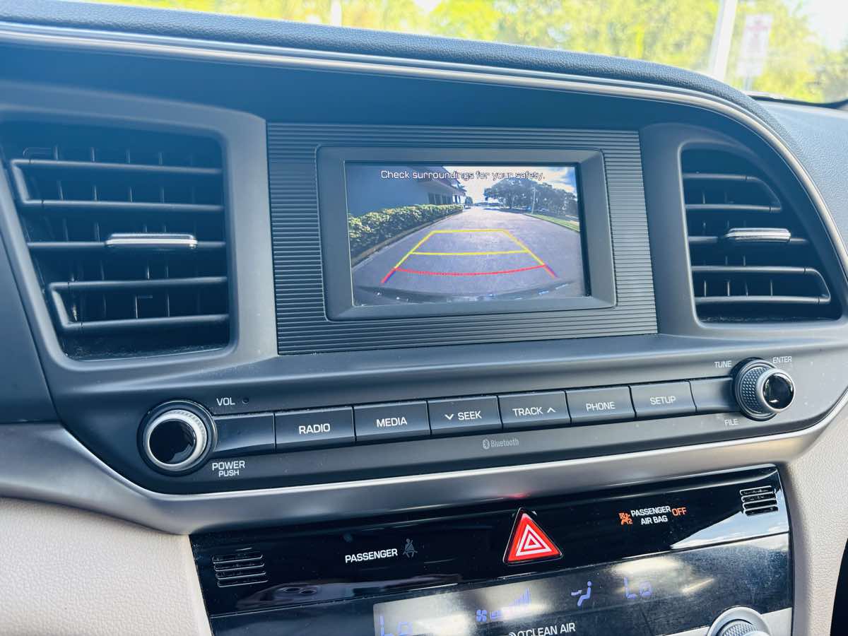 2020 Hyundai Elantra SE photo 19