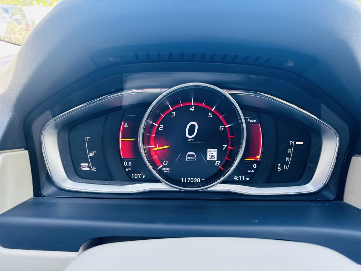 2016 Volvo XC70 T5 Platinum photo 28