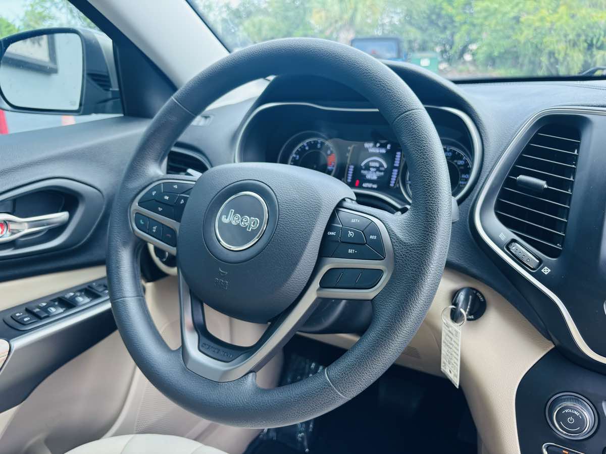 2020 Jeep Cherokee Latitude photo 11