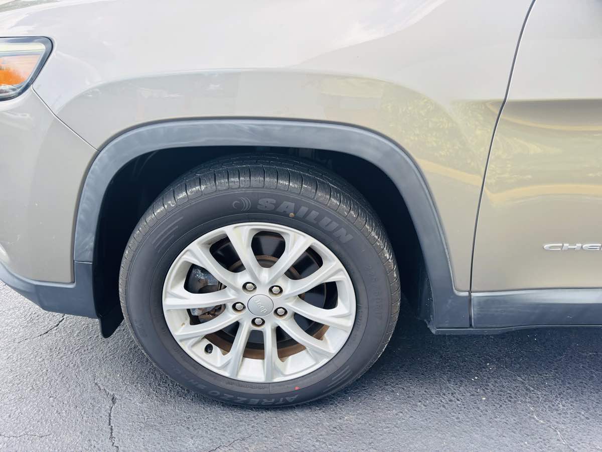 2020 Jeep Cherokee Latitude photo 21