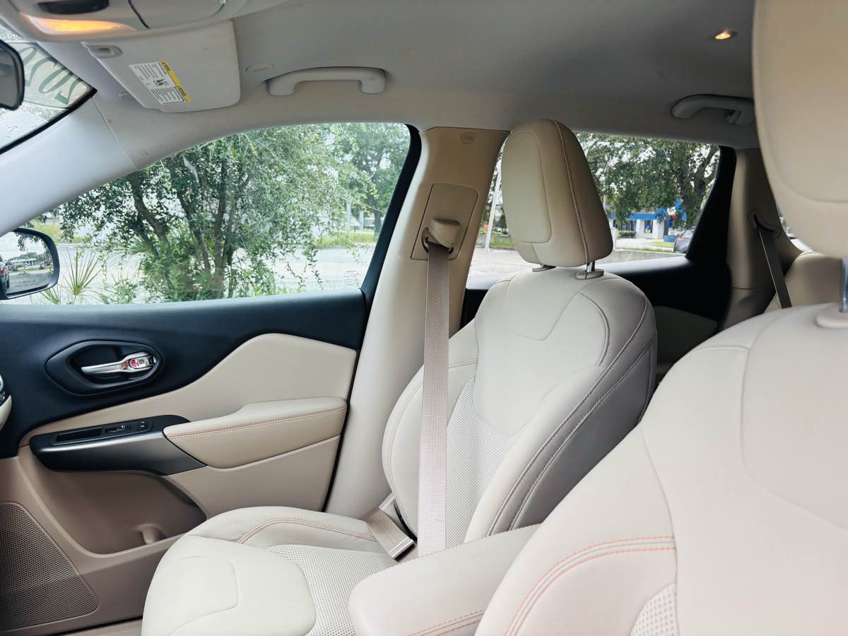 2020 Jeep Cherokee Latitude photo 23