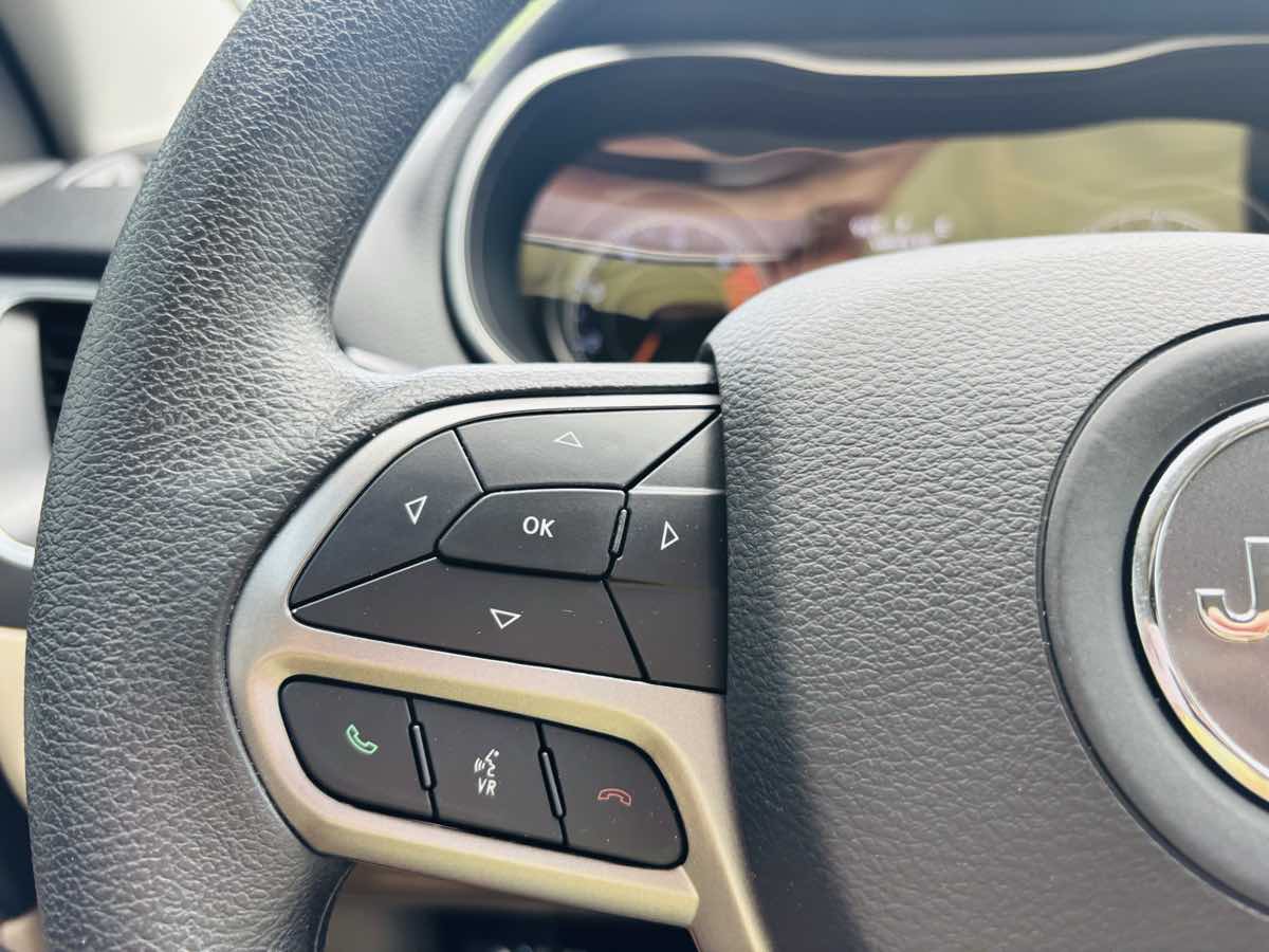 2020 Jeep Cherokee Latitude photo 25