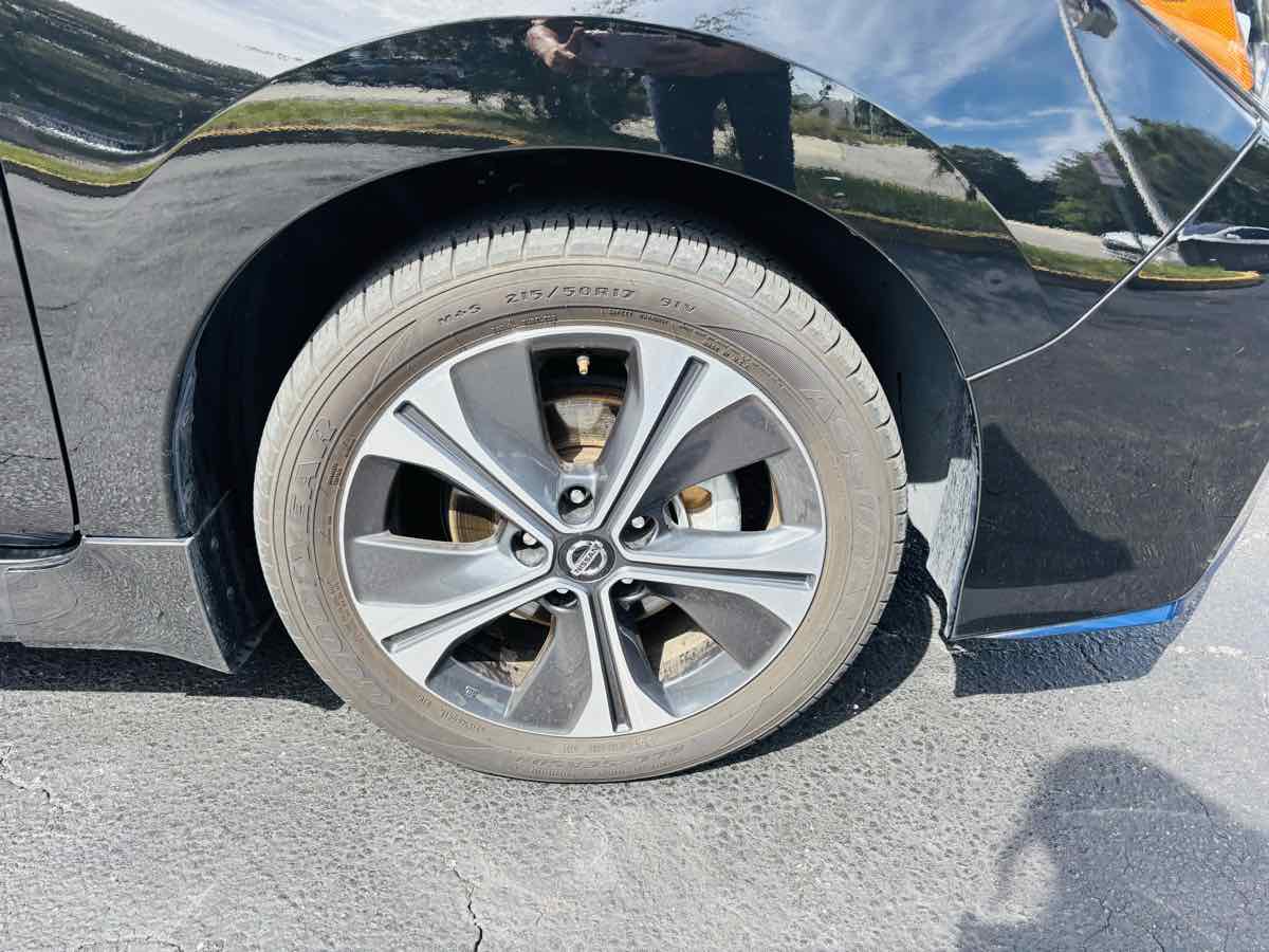 2022 Nissan Leaf SL Plus photo 2