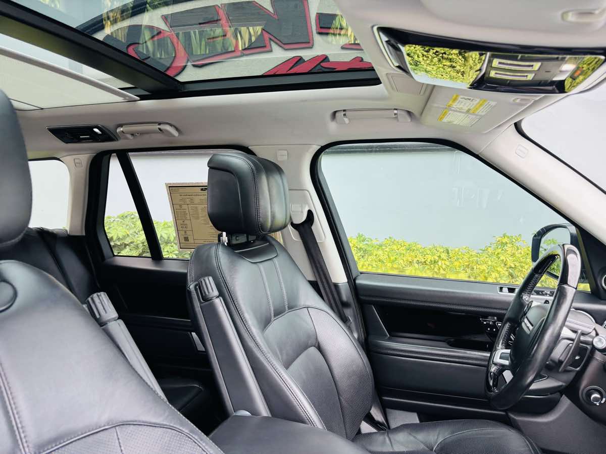 2020 Land Rover Range Rover HSE photo 12