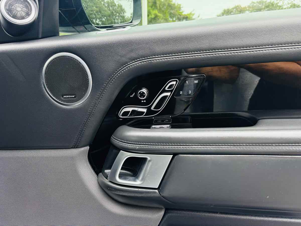 2020 Land Rover Range Rover HSE photo 16