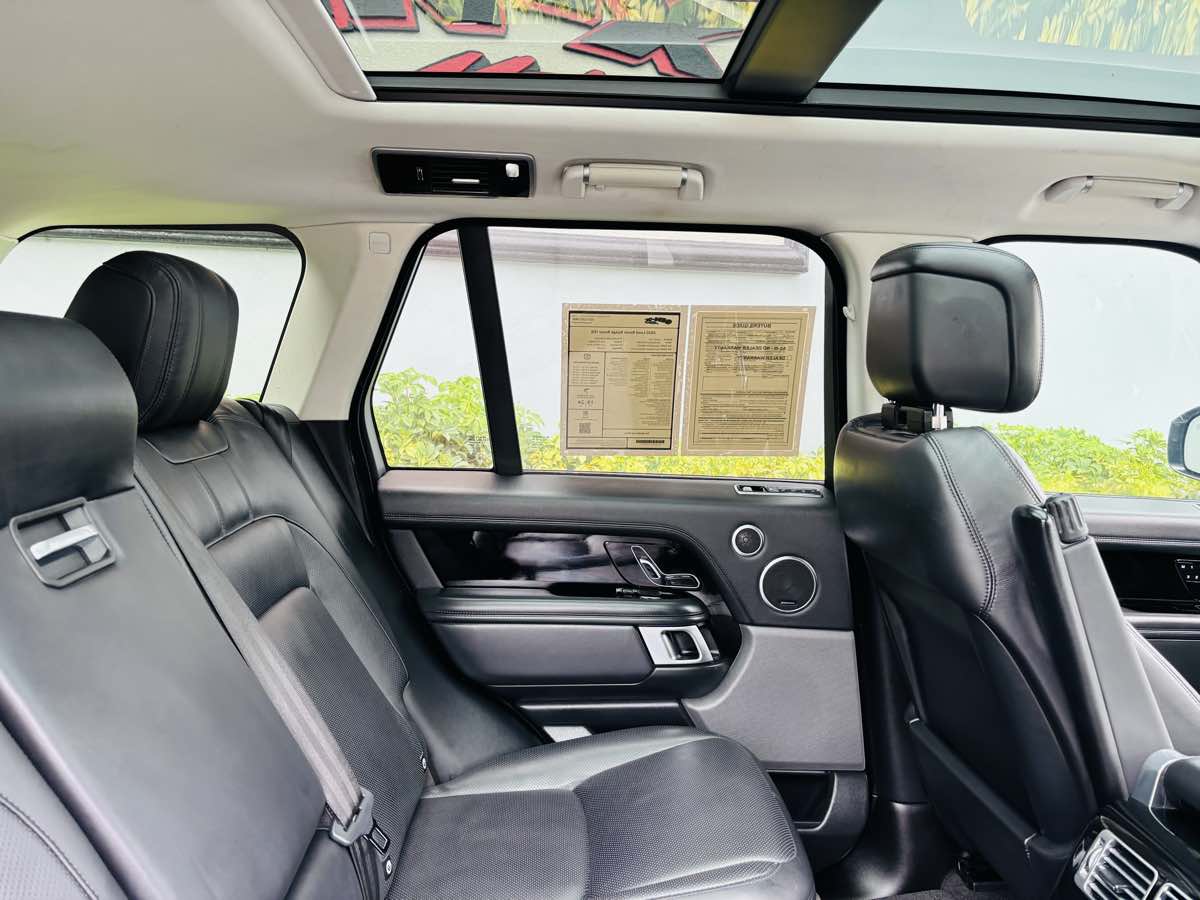2020 Land Rover Range Rover HSE photo 17