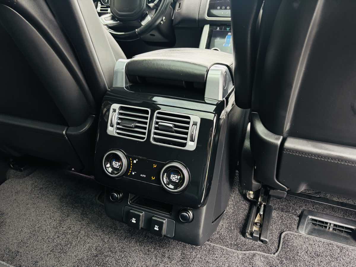 2020 Land Rover Range Rover HSE photo 18