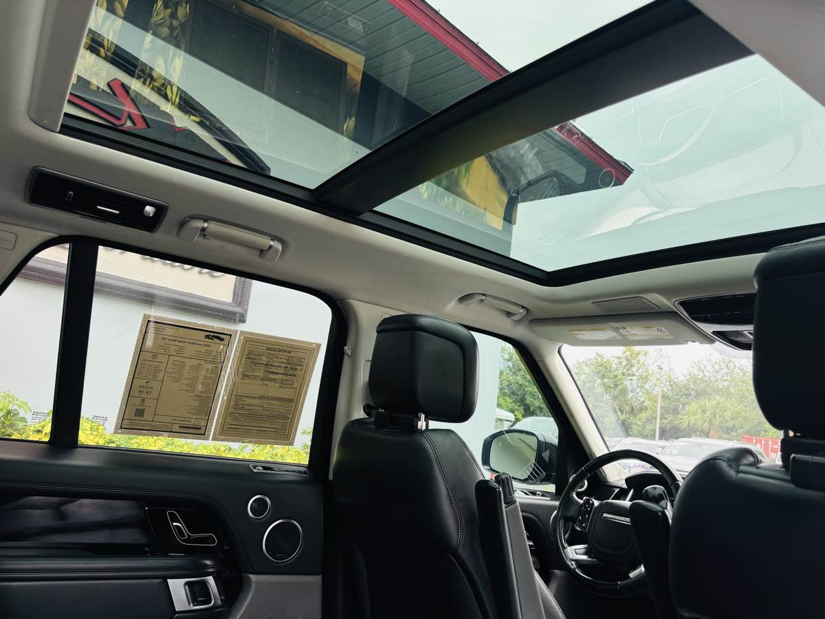 2020 Land Rover Range Rover HSE photo 22