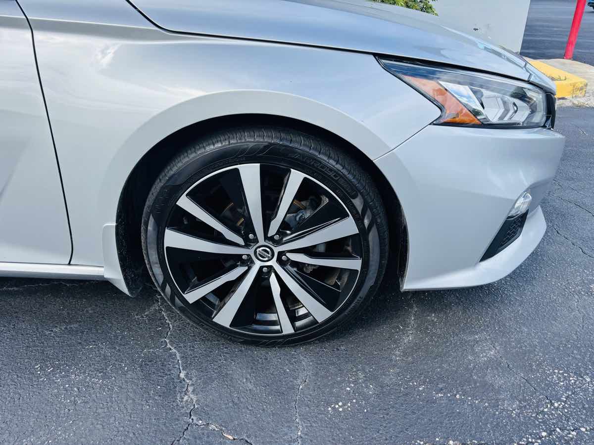 2019 Nissan Altima 2.5 SR photo 2