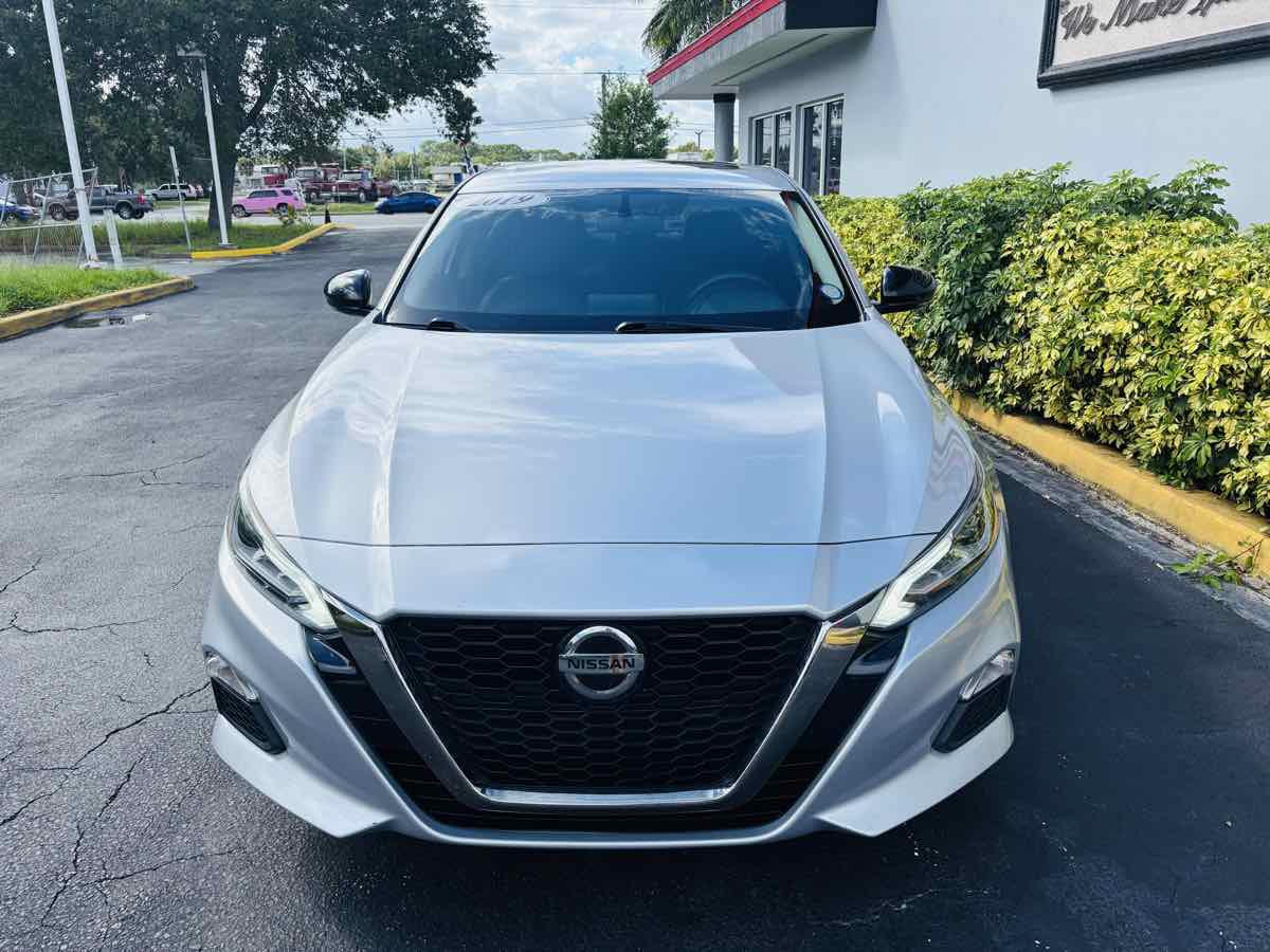 2019 Nissan Altima 2.5 SR photo 3