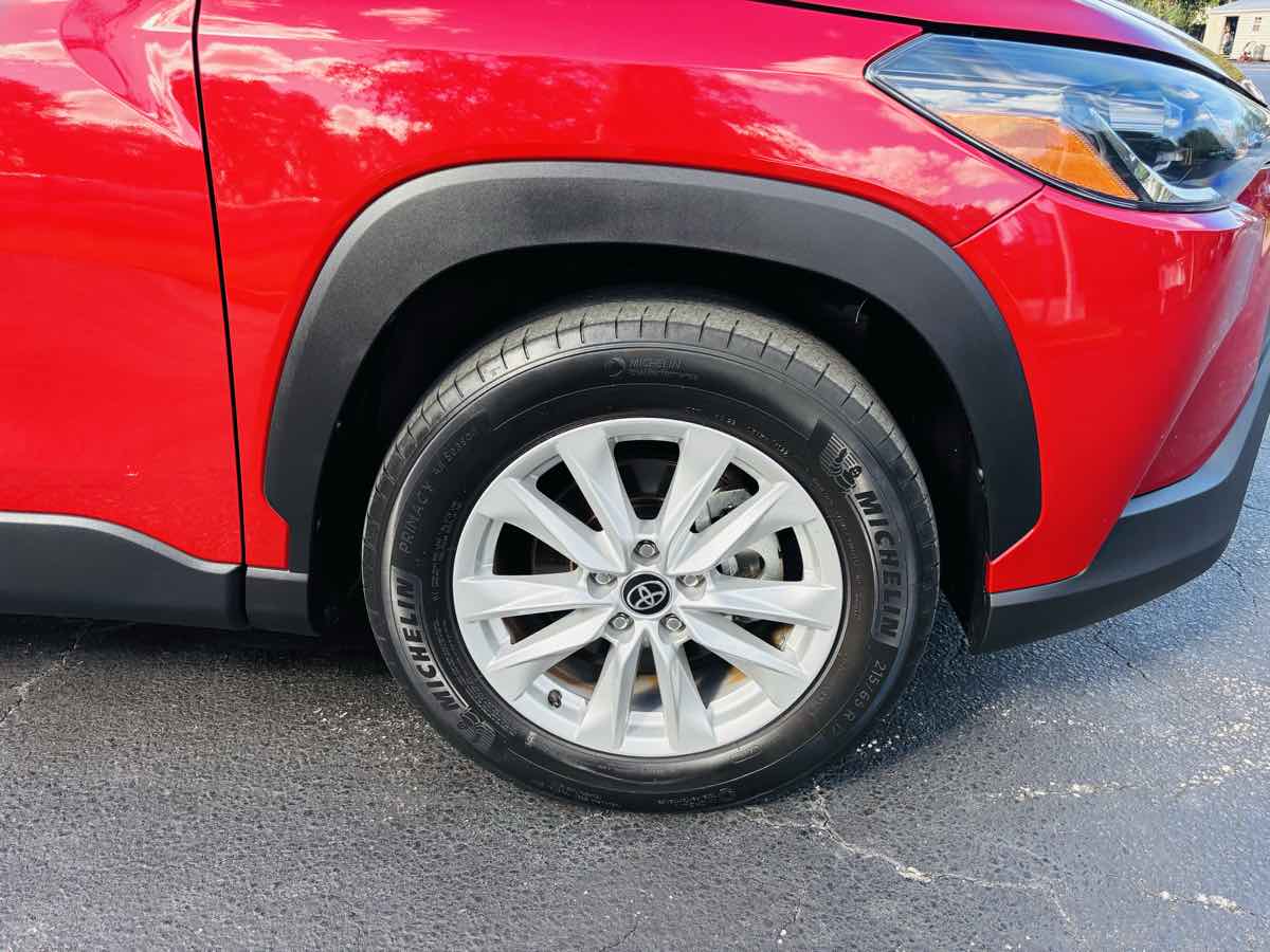 2022 Toyota Corolla Cross LE photo 2