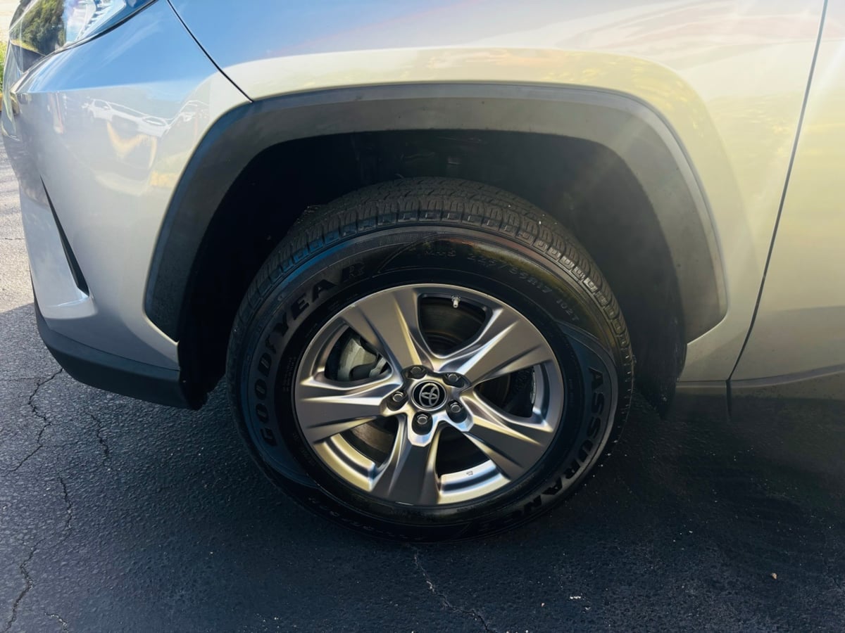 2022 Toyota RAV4 Hybrid LE photo 4