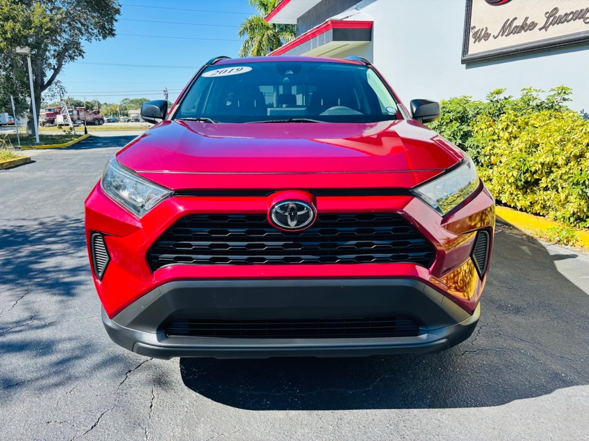 2019 Toyota RAV4 LE photo 3