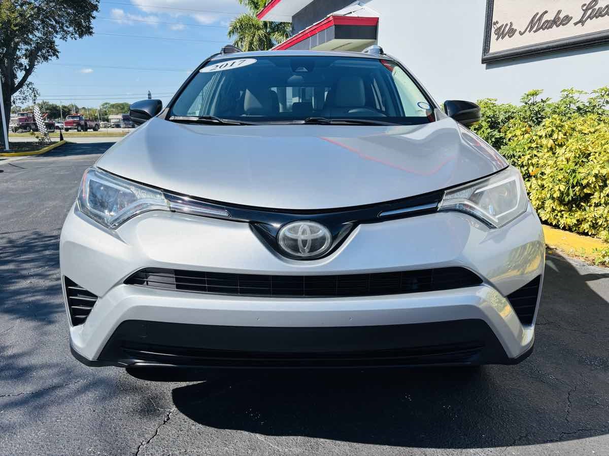 2017 Toyota RAV4 LE photo 3