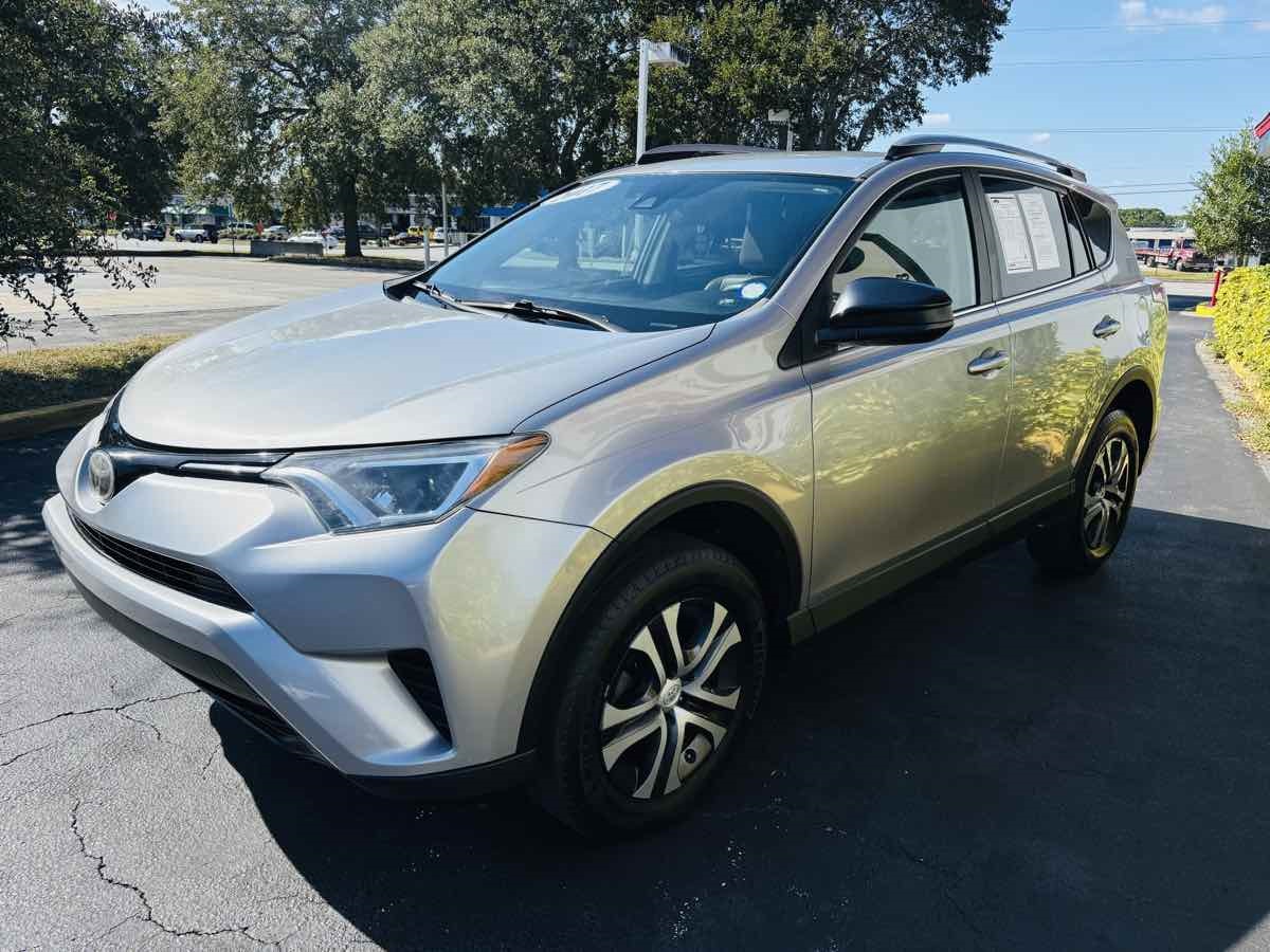 2017 Toyota RAV4 LE photo 4